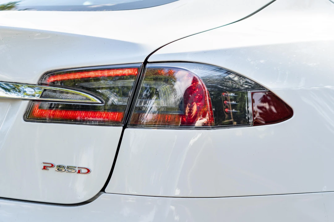 2015 Tesla Model S - Image 25 of 31