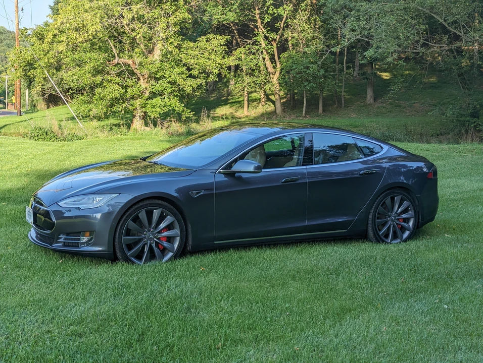 2015 Tesla Model S - Image 8 of 31