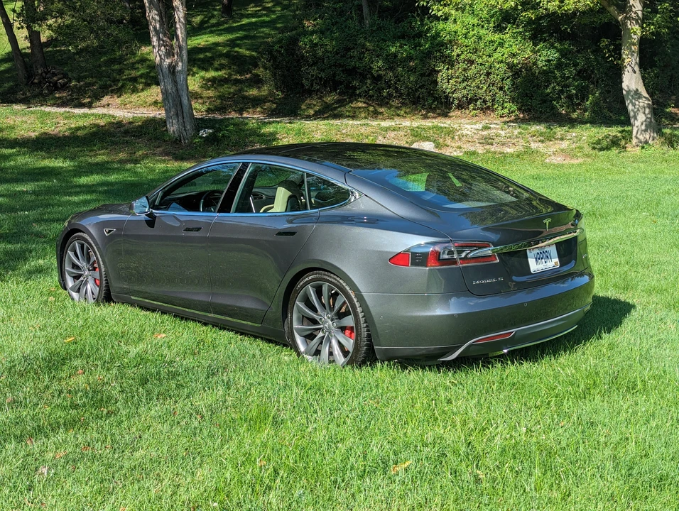 2015 Tesla Model S - Image 9 of 31