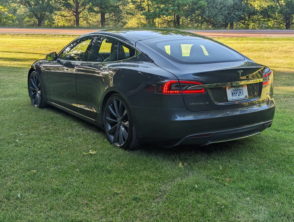2015 Tesla Model S - Image 10 of 31