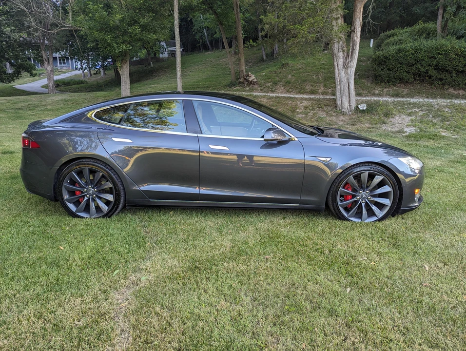 2015 Tesla Model S - Image 11 of 31