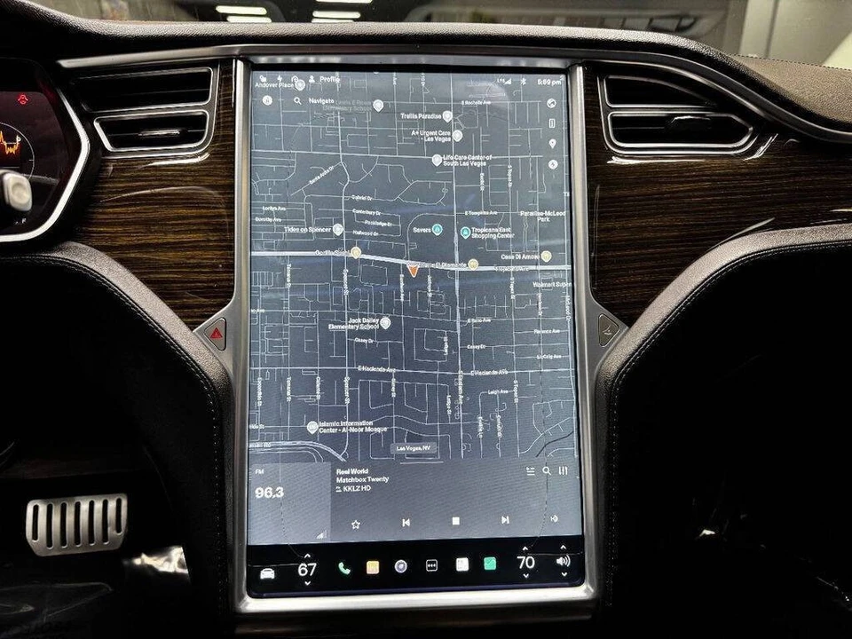 2015 Tesla Model S - Image 24 of 31