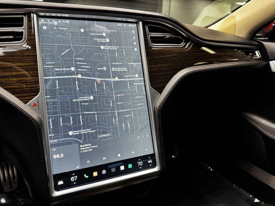 2015 Tesla Model S - Image 25 of 31