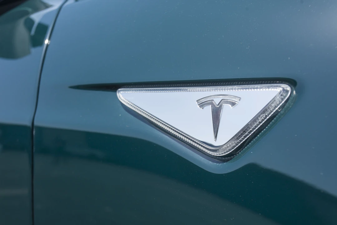 2015 Tesla Model S - Image 10 of 20