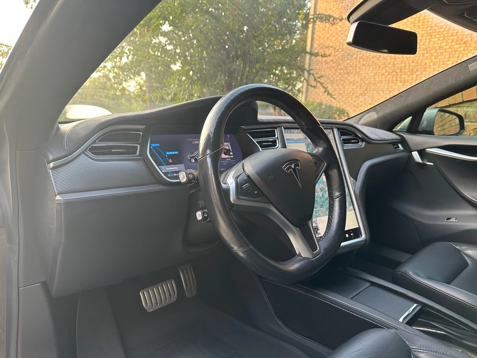 2015 Tesla Model S - Image 29 of 31