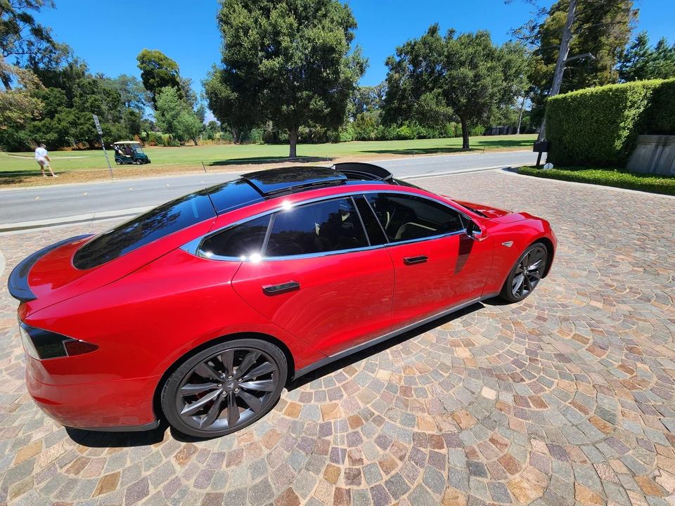 2015 Tesla Model S - Image 14 of 31