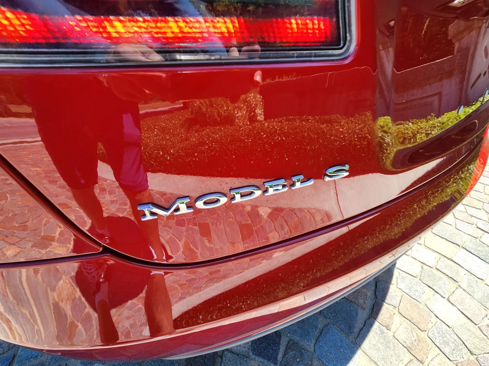 2015 Tesla Model S - Image 23 of 31