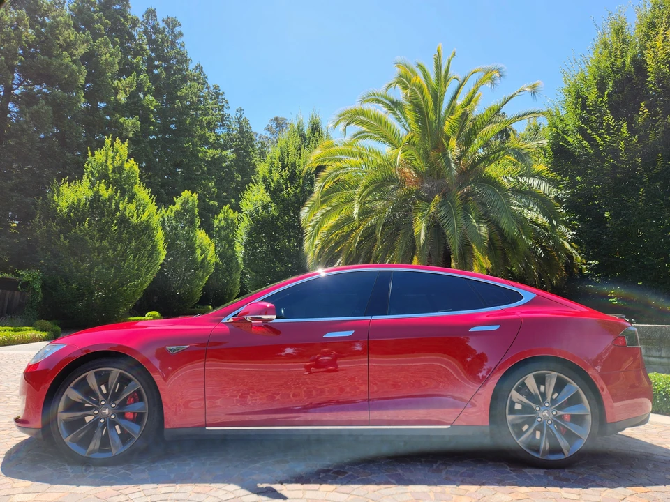 2015 Tesla Model S - Image 10 of 31