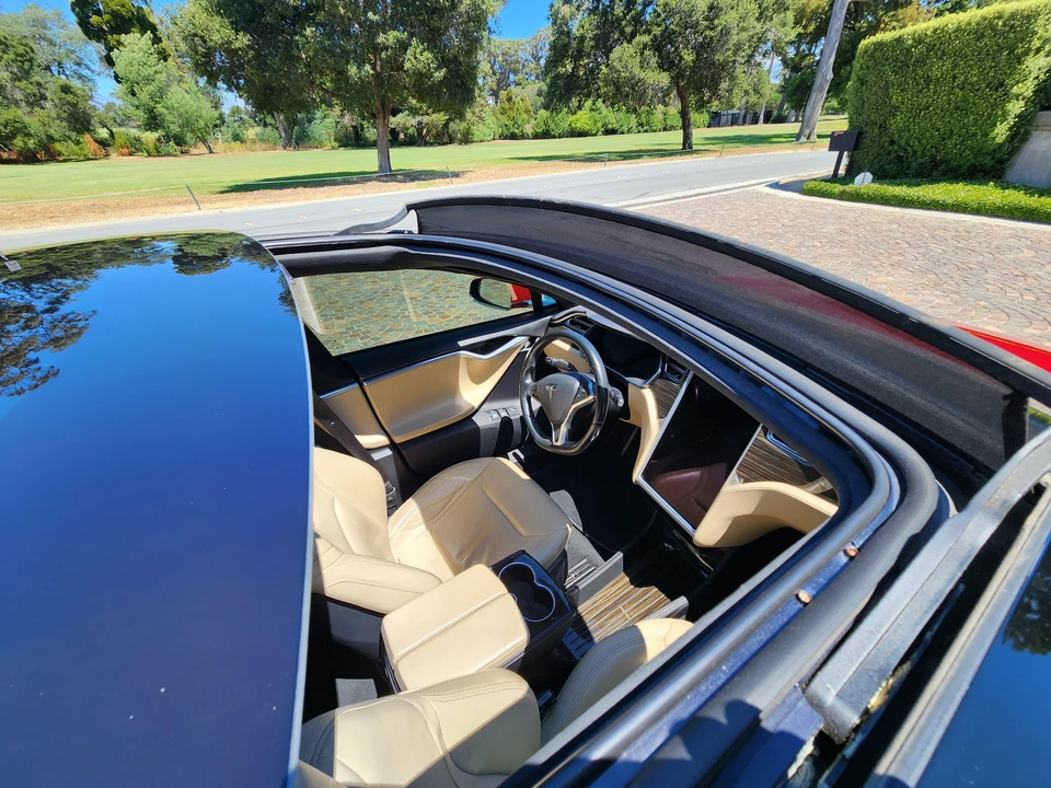2015 Tesla Model S - Image 30 of 31