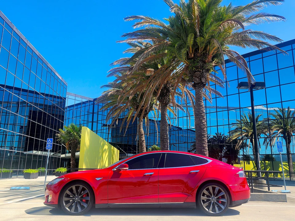 2015 Tesla Model S - Image 9 of 31