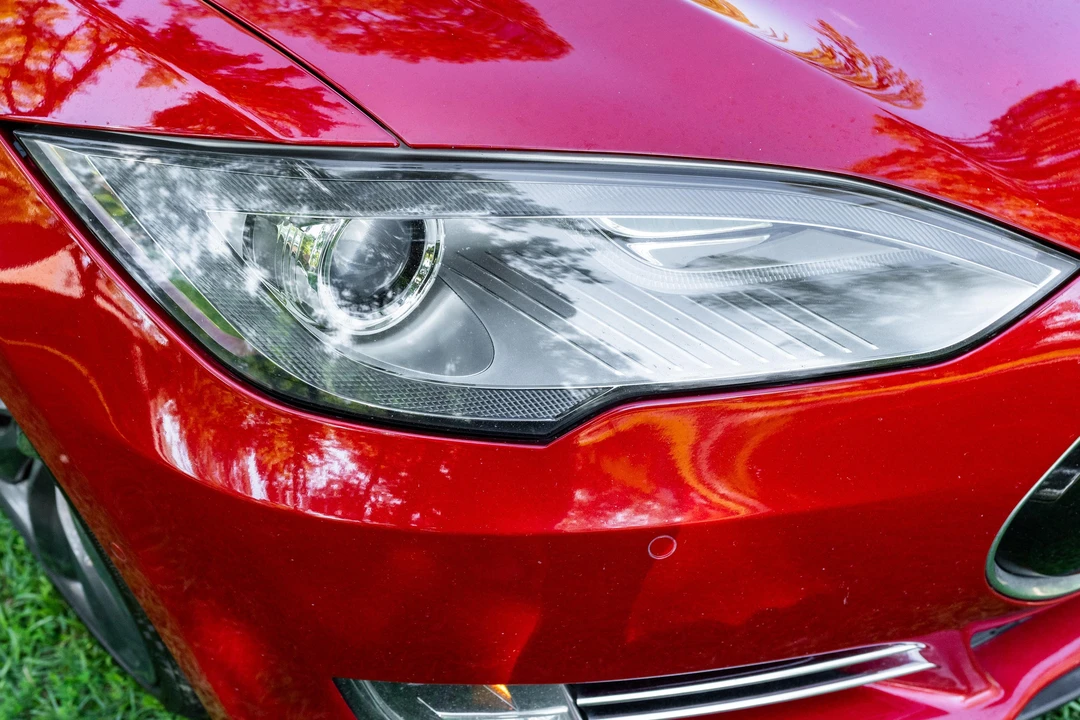 2015 Tesla Model S - Image 12 of 31