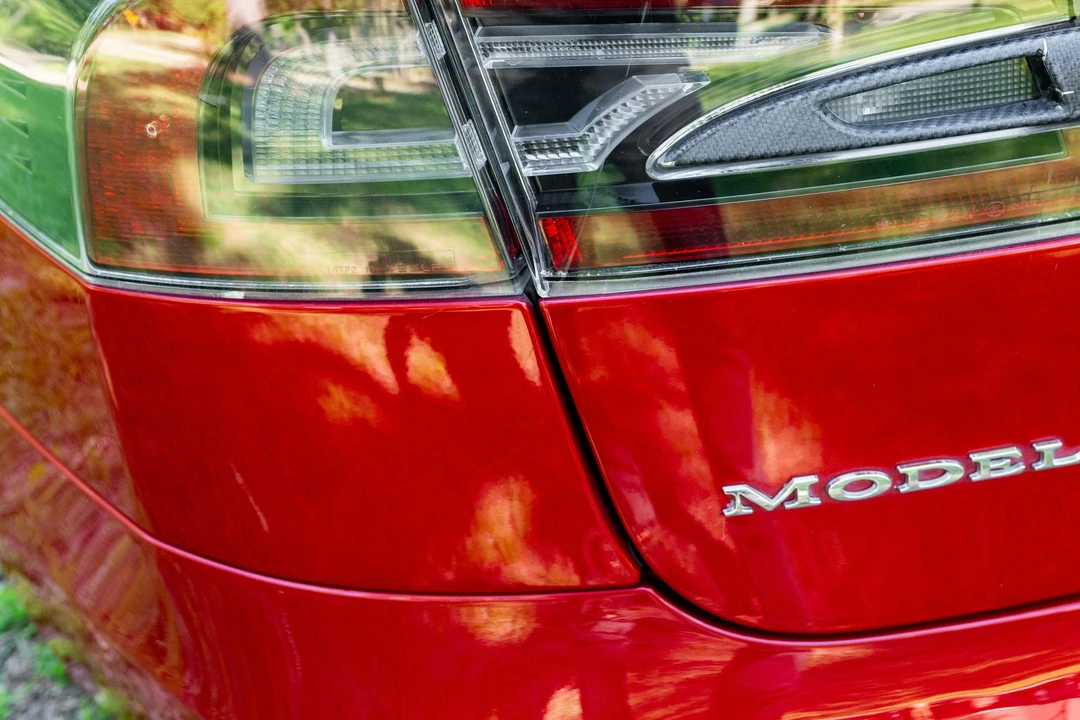 2015 Tesla Model S - Image 23 of 31