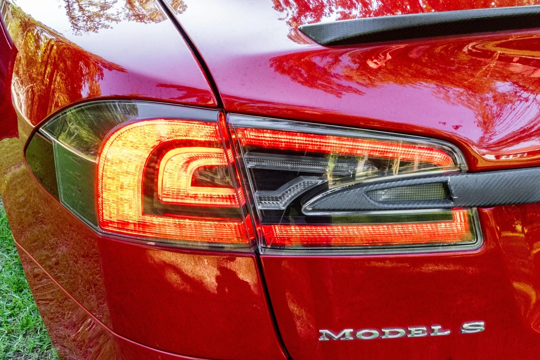 2015 Tesla Model S - Image 22 of 31