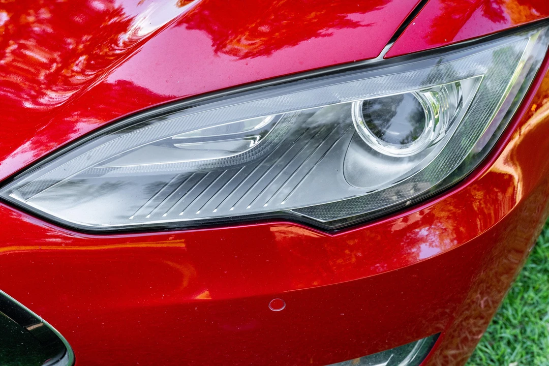 2015 Tesla Model S - Image 17 of 31
