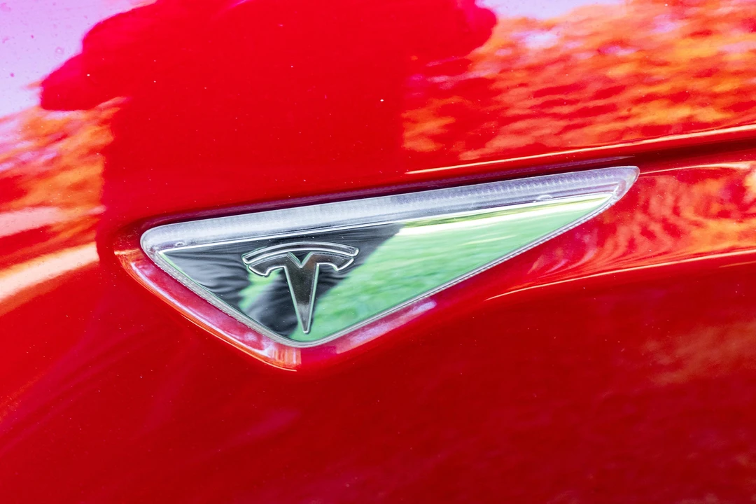 2015 Tesla Model S - Image 20 of 31