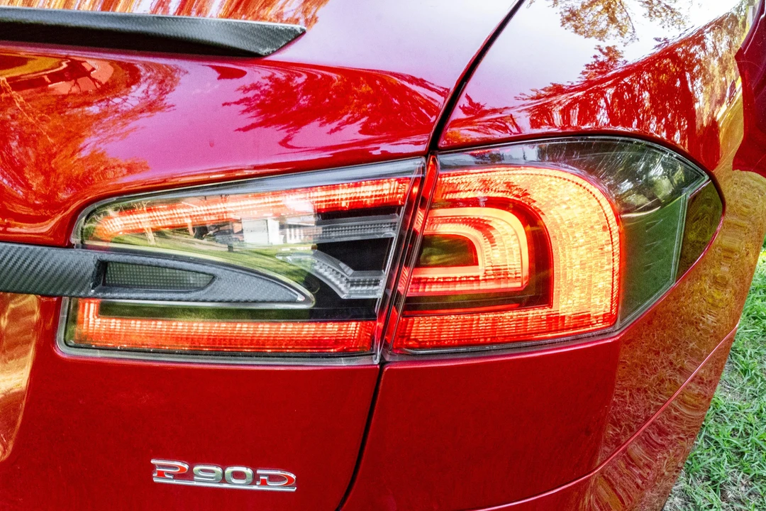 2015 Tesla Model S - Image 25 of 31