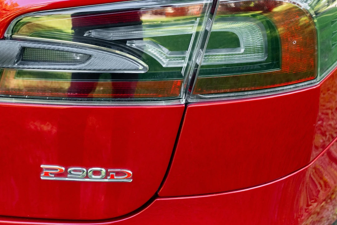 2015 Tesla Model S - Image 28 of 31