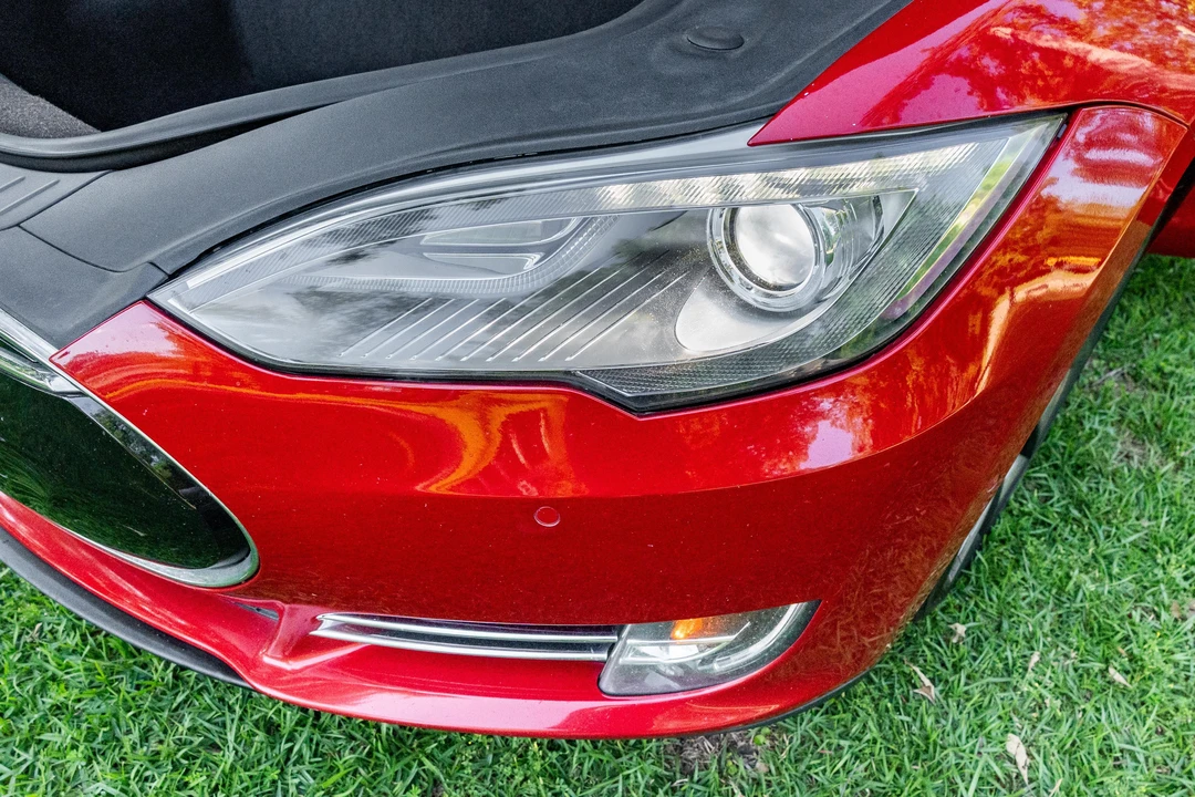 2015 Tesla Model S - Image 16 of 31