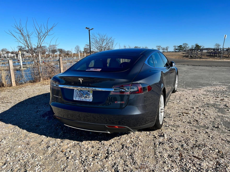 2015 Tesla Model S - Image 19 of 31