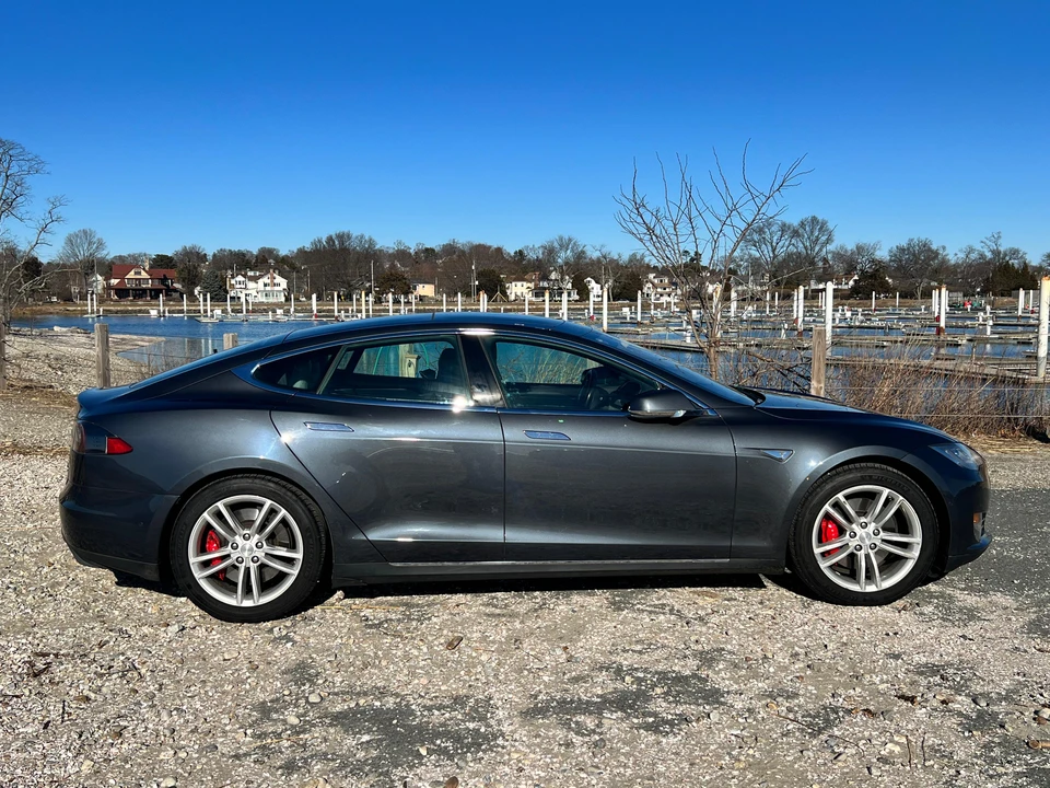 2015 Tesla Model S - Image 24 of 31