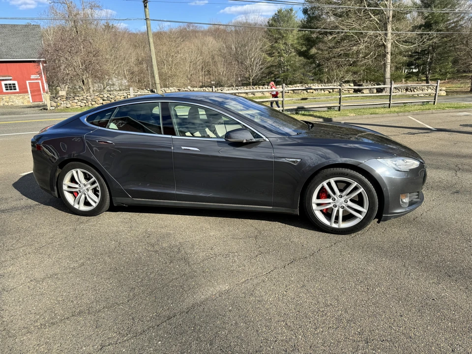 2015 Tesla Model S - Image 27 of 31