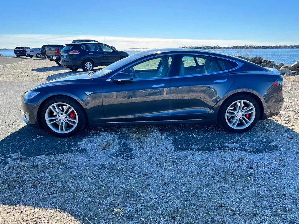 2015 Tesla Model S - Image 10 of 31