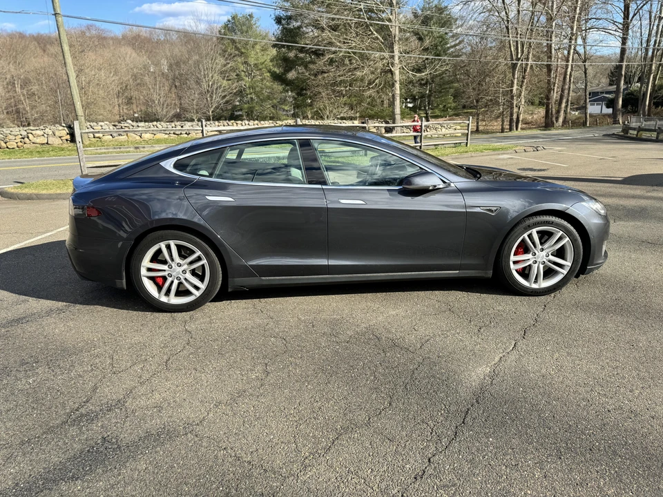 2015 Tesla Model S - Image 25 of 31