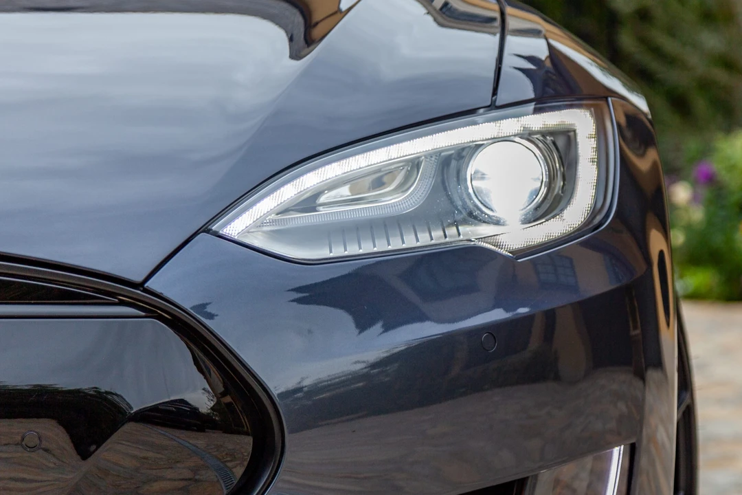 2015 Tesla Model S - Image 18 of 31