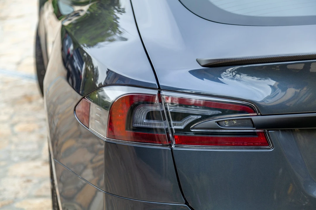 2015 Tesla Model S - Image 22 of 31