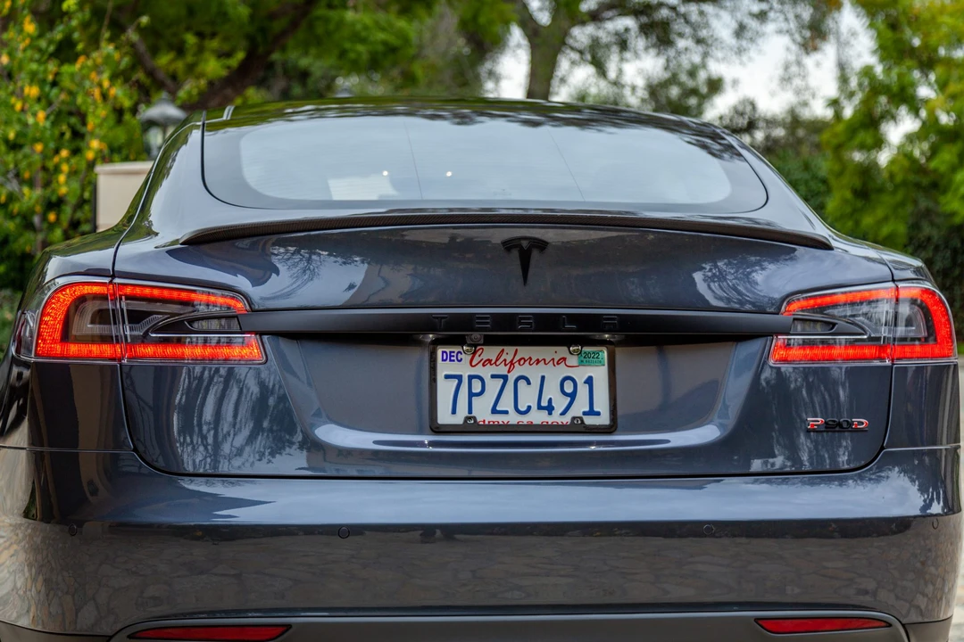 2015 Tesla Model S - Image 19 of 31