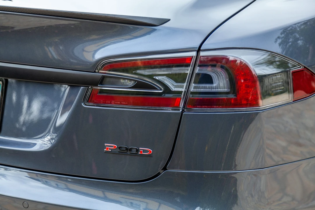 2015 Tesla Model S - Image 23 of 31