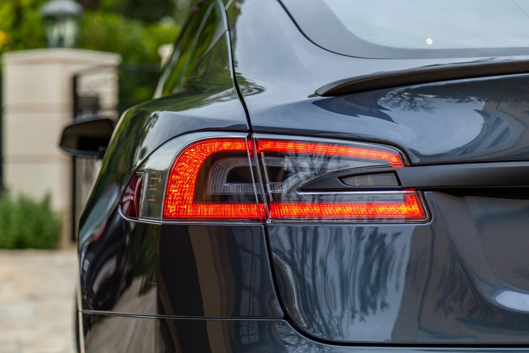 2015 Tesla Model S - Image 24 of 31