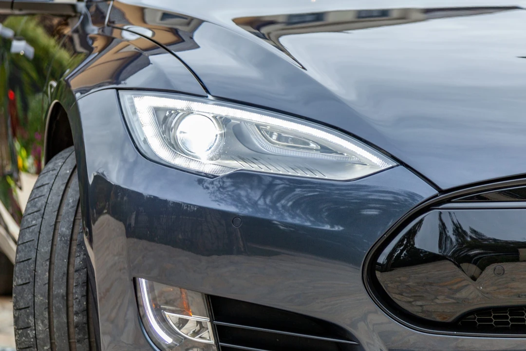 2015 Tesla Model S - Image 17 of 31