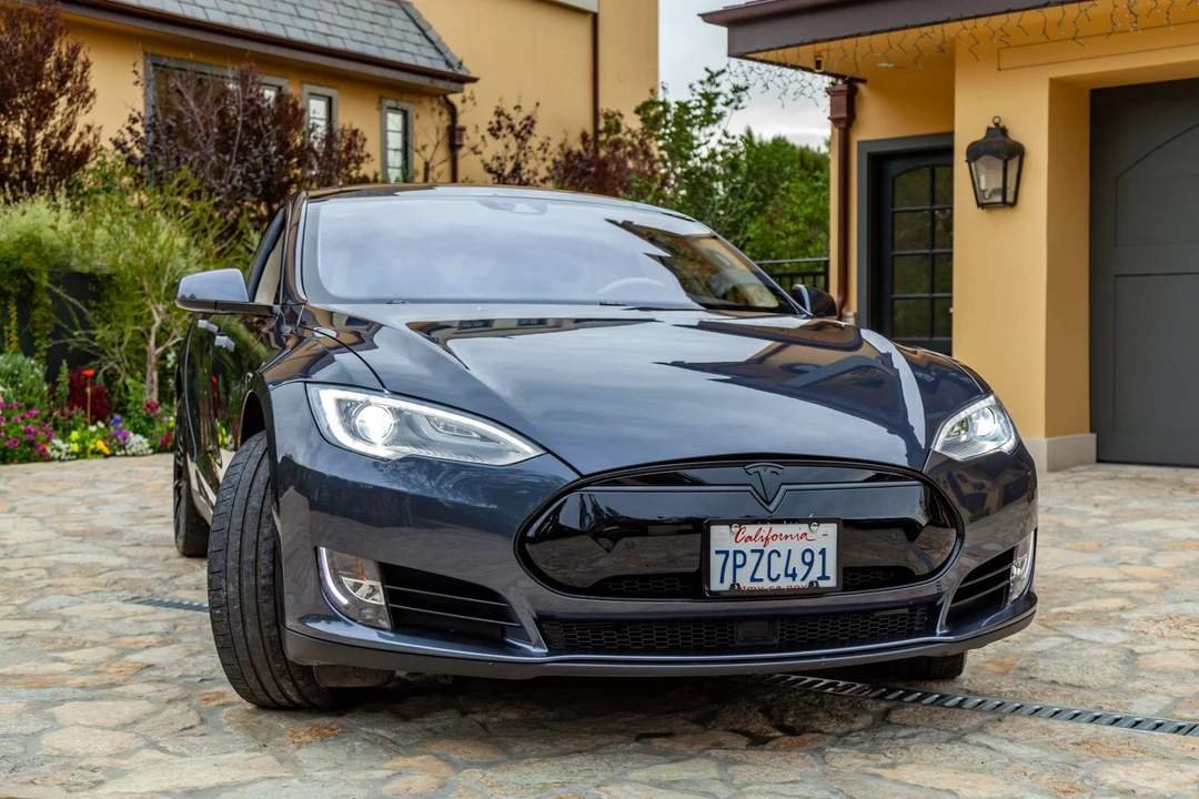 2015 Tesla Model S - Image 12 of 31