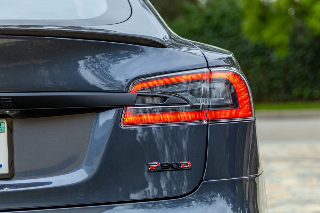 2015 Tesla Model S - Image 25 of 31