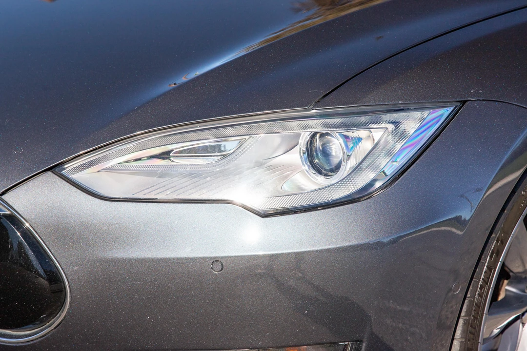 2015 Tesla Model S - Image 18 of 31