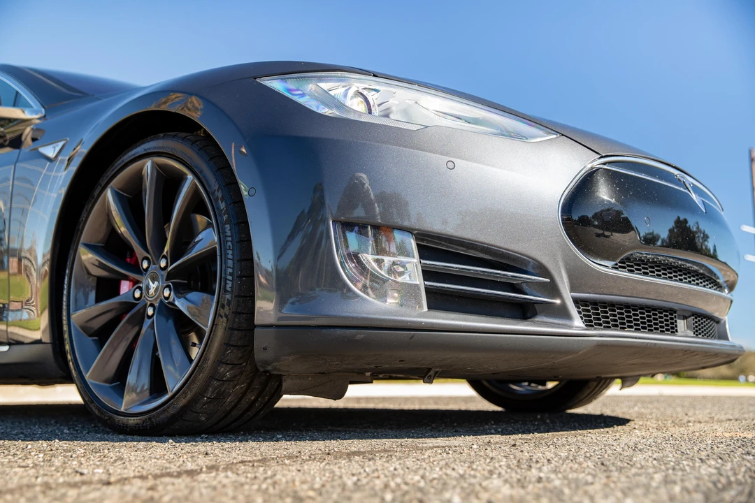 2015 Tesla Model S - Image 13 of 31