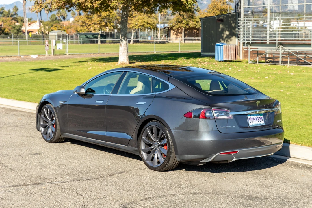 2015 Tesla Model S - Image 10 of 31