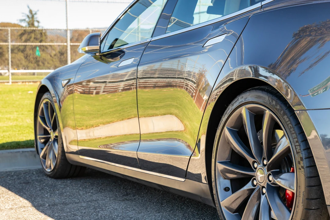 2015 Tesla Model S - Image 29 of 31