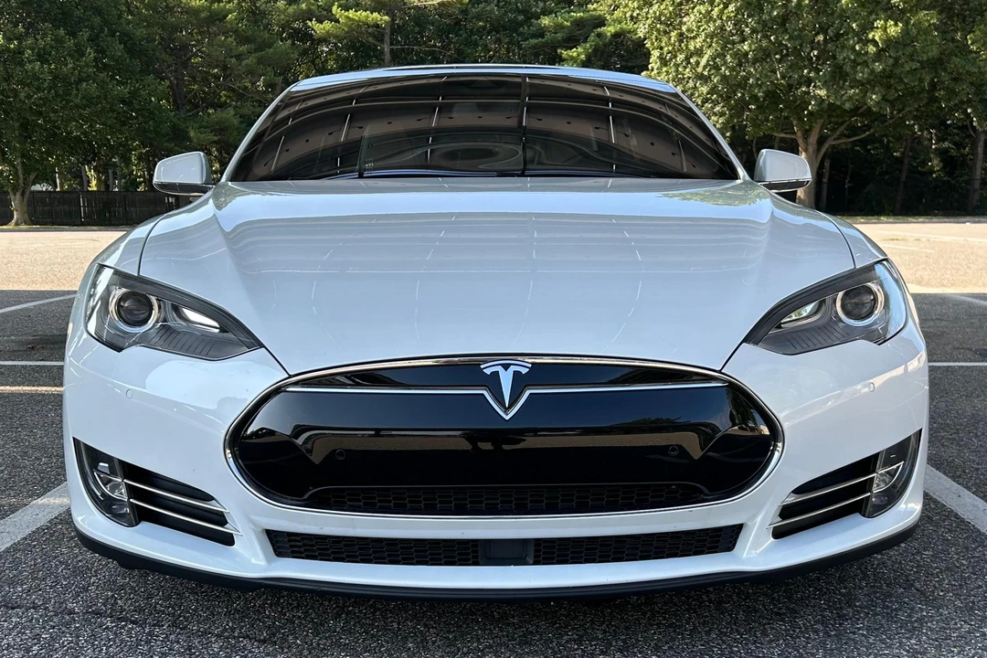 2015 Tesla Model S - Image 2 of 31
