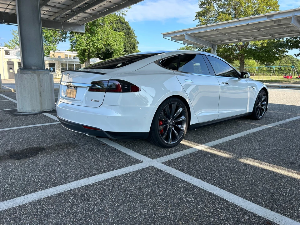 2015 Tesla Model S - Image 17 of 31