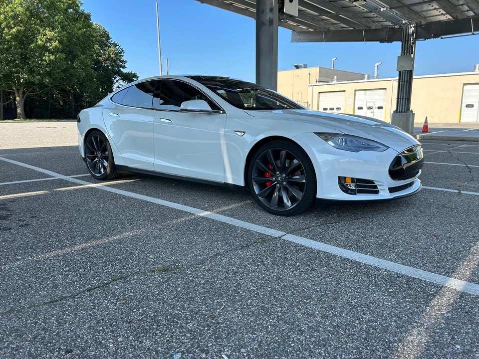 2015 Tesla Model S - Image 19 of 31