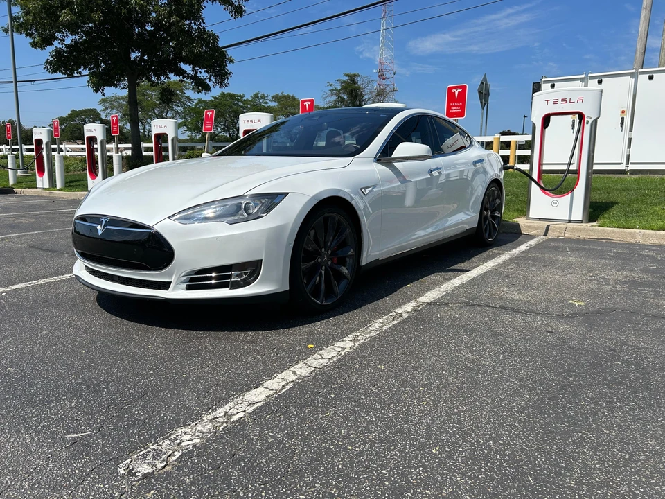 2015 Tesla Model S - Image 8 of 31