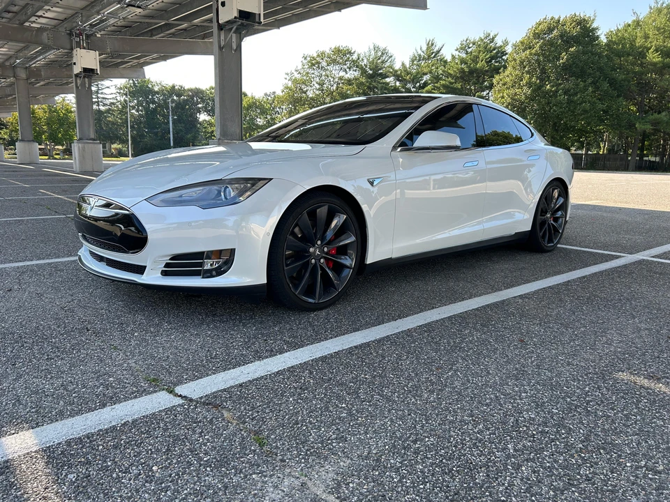 2015 Tesla Model S - Image 9 of 31