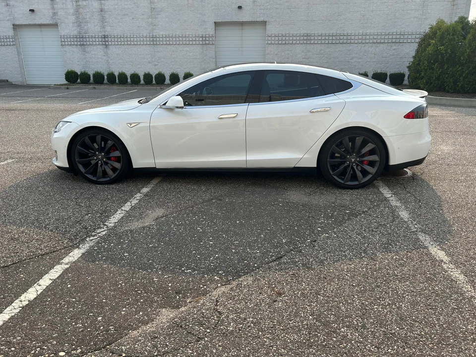 2015 Tesla Model S - Image 12 of 31
