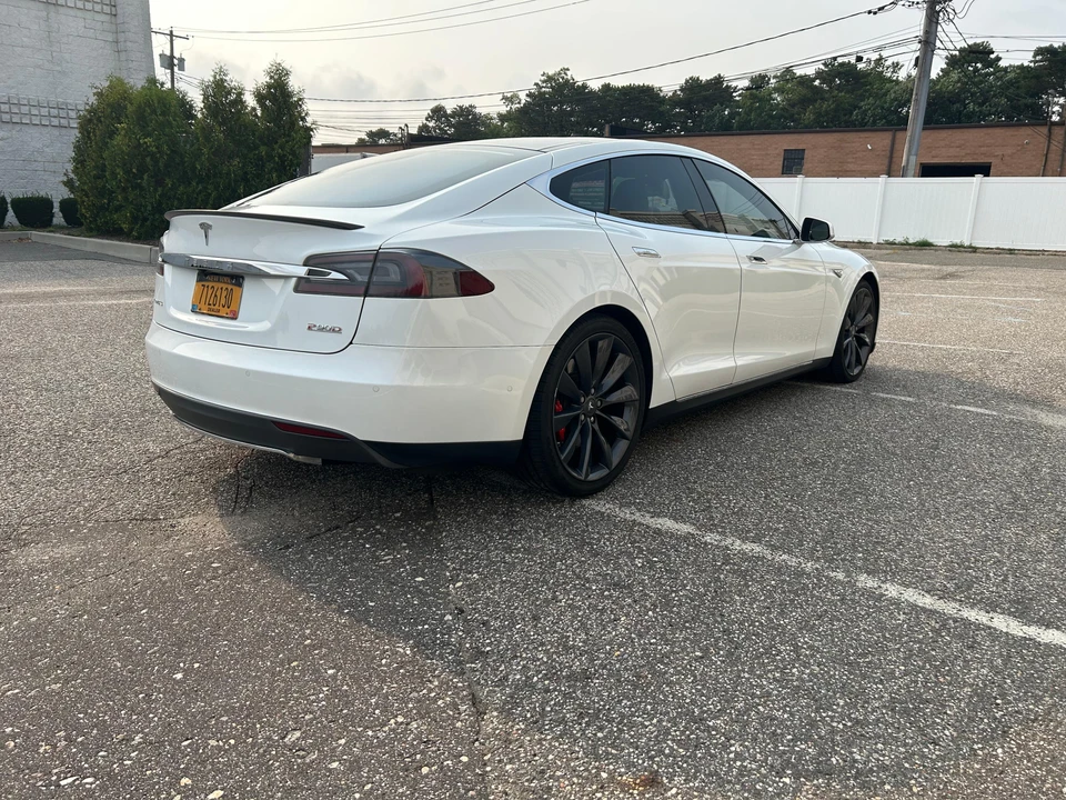 2015 Tesla Model S - Image 17 of 31