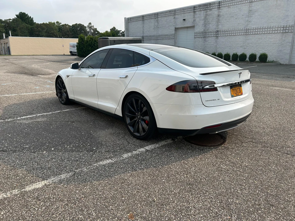 2015 Tesla Model S - Image 13 of 31