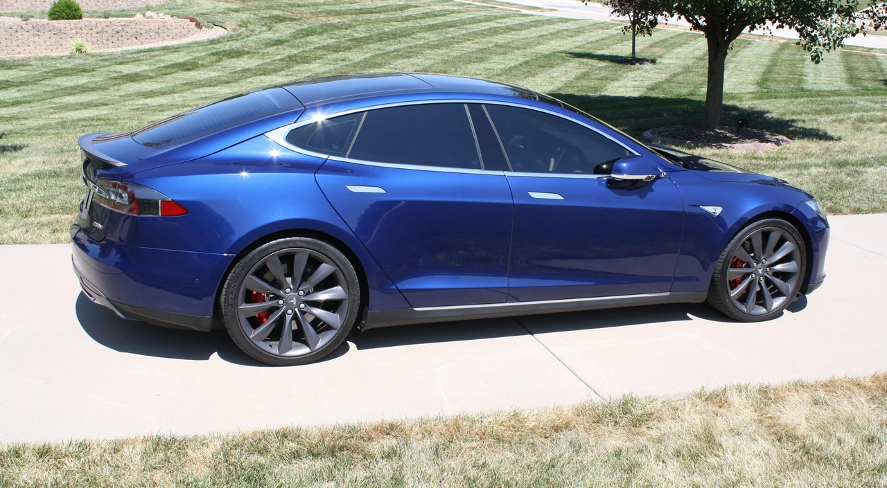 2015 Tesla Model S - Image 23 of 31