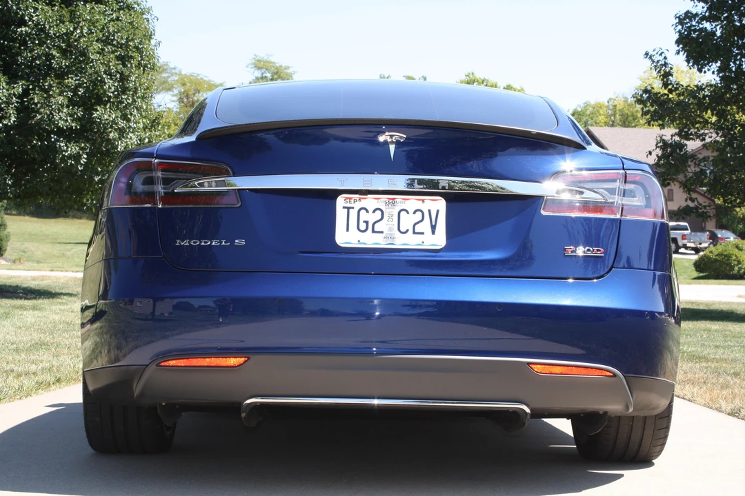 2015 Tesla Model S - Image 19 of 31