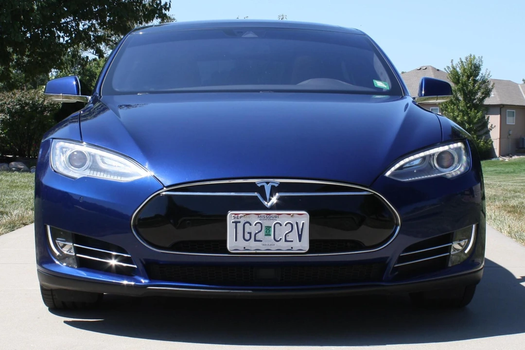 2015 Tesla Model S - Image 2 of 31